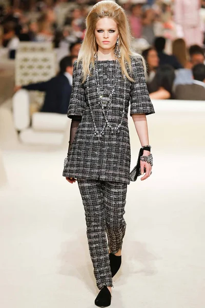 Look 15